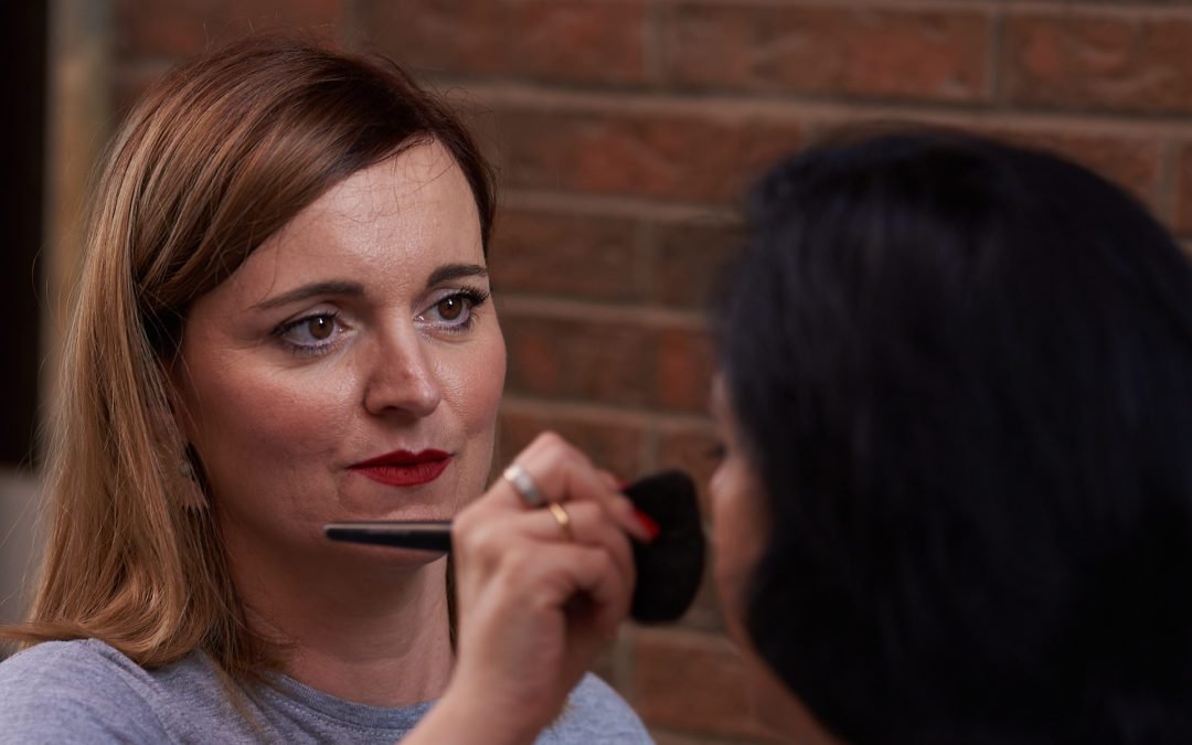 Maquillaje previo a una sesión de fotos de moda con diseño y foto fotografo alicante