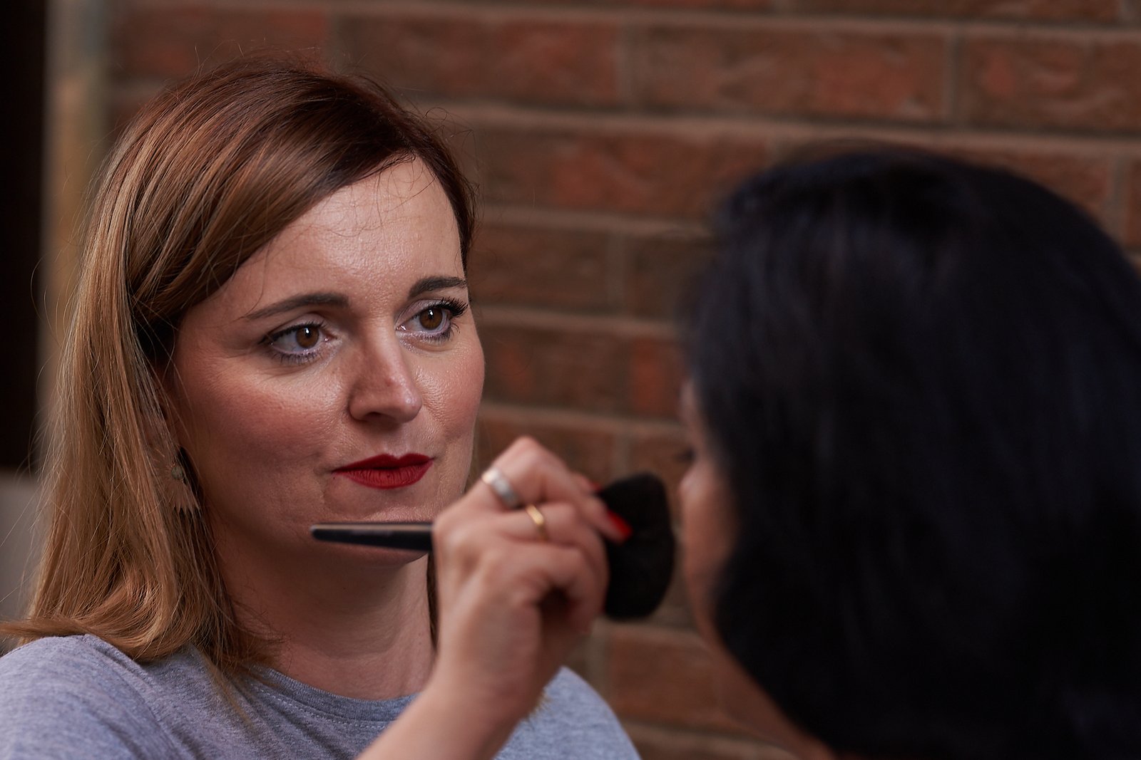 Maquillaje previo a una sesión de fotos de moda con diseño y foto fotografo alicante