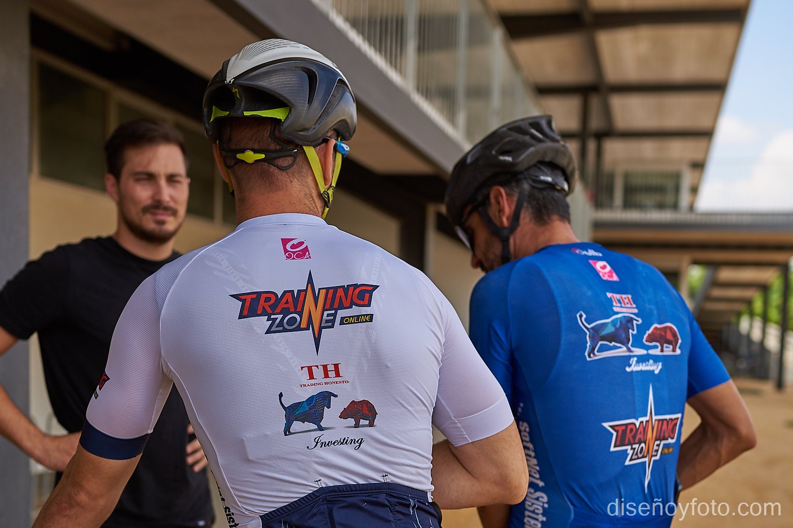 Entrenador Coach de equipo ciclista da instrucciones sobre un test de esfuerzo con análisis de lactato