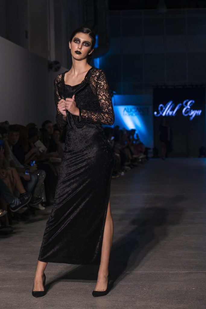 Abel Esga presenta la colección ‘Noir’, íntegramente en negro, sobria, pero elegante