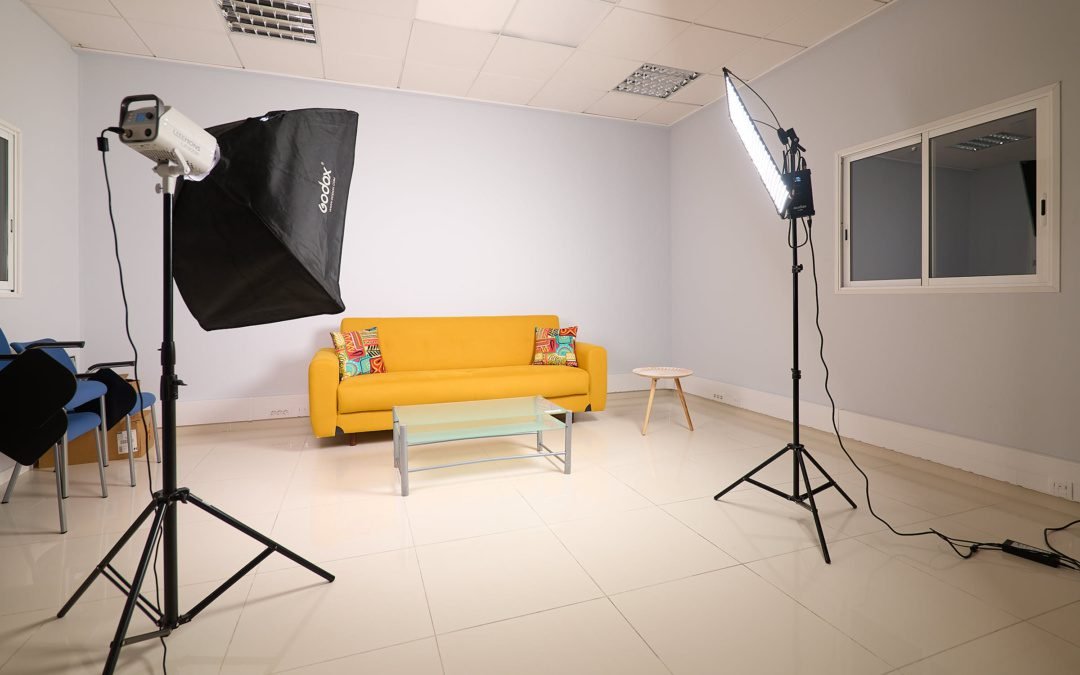 Cómo iluminar tu curso online desde casa vs desde un estudio: ventajas, trucos y qué evitar