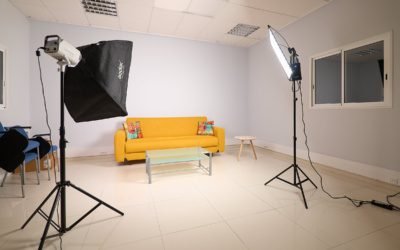 Cómo iluminar tu curso online desde casa vs desde un estudio: ventajas, trucos y qué evitar