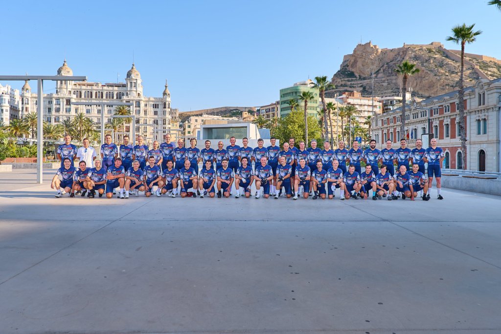 Club Ciclista Alibike Alicante equipo completo temporada 2026 — foto de grupo en el puerto